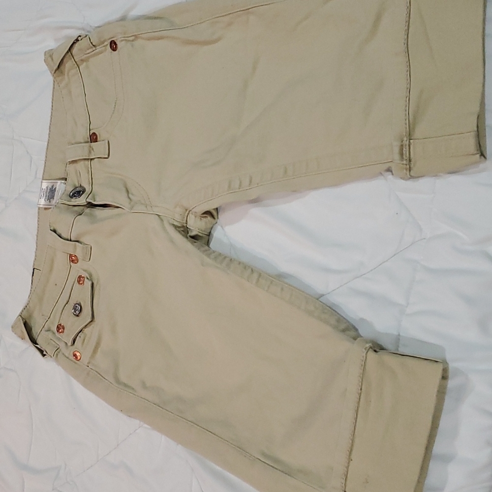 Womans True Religion Capri Pants (Knee length short)